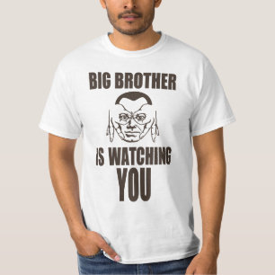 お兄さんは(ガラス製フィンガーボウル)ティーにのせるのを見ています Tシャツ