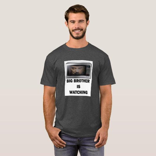 お兄さんはTシャツを見ています Tシャツ (正面フル)