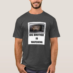 お兄さんはTシャツを見ています Tシャツ