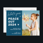 お別モダンれ： Peace Out 2024 Winter Blue写真 シーズンポストカード<br><div class="desc">「Peace Out Goodbye 2024」はがきでスタイルと気持ちで年末。冬の青いテーマモダンで飾られたこのカードは、シーズンの本質と過ぎ去る年を完璧に捉えている。大切な写真でパーソナライズし、このトレンディー作品を愛話する人に任せて、冬のtouchと暖かさを混ぜクール合わせる。</div>