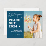 お別モダンれ： Peace Out 2024 Winter Blue写真 シーズンポストカード<br><div class="desc">「Peace Out Goodbye 2024」はがきでスタイルと気持ちで年末。冬の青いテーマモダンで飾られたこのカードは、シーズンの本質と過ぎ去る年を完璧に捉えている。大切な写真でパーソナライズし、このトレンディー作品を愛話する人に任せて、冬のtouchと暖かさを混ぜクール合わせる。</div>