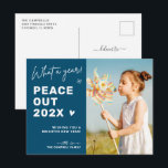 お別モダンれ： Peace Out 2024 Winter Blue写真 シーズンポストカード<br><div class="desc">「Peace Out Goodbye 2024」はがきでスタイルと気持ちで年末。冬の青いテーマモダンで飾られたこのカードは、シーズンの本質と過ぎ去る年を完璧に捉えている。大切な写真でパーソナライズし、このトレンディー作品を愛話する人に任せて、冬のtouchと暖かさを混ぜクール合わせる。</div>