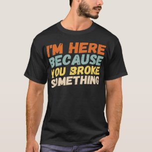 お前が何かを壊したのでここに来た整備士だ Tシャツ