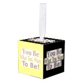 「お前だ！」 かわいいデザイン。買今 キューブオーナメント (正面アングル)