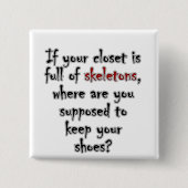 お前のクローゼットは秘密だらけだから空きがない 缶バッジ (正面)