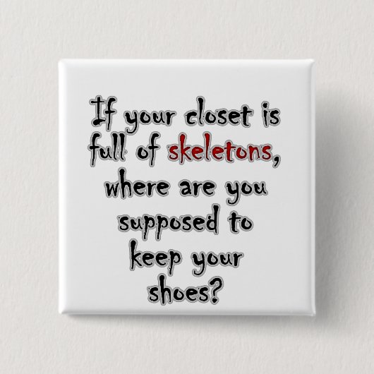 お前のクローゼットは秘密だらけだから空きがない 缶バッジ (正面)