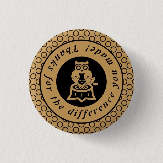 お前の違いには賢い感謝していフクロウだ! 缶バッジ (正面)