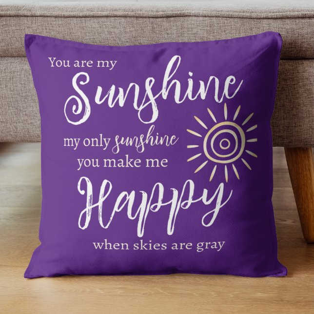 お前は俺のサンシャインパープルで太陽の白い点 アウトドアクッション (You Are My Sunshine You Make Me Happy song lyrics on a bright purple background with yellow sun.)