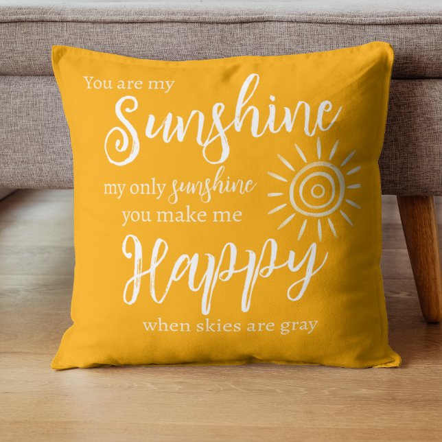 お前は太陽と白の点がある私のサンシャインオレンジだ アウトドアクッション (You are my Sunshine, you make me Happy bright orange pillow with sun, white polka dots on the back.)
