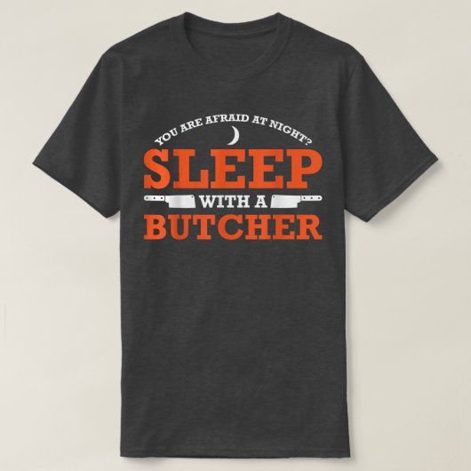 お前は肉屋のバッチで夜寝るのが怖い Tシャツ (デザイン正面)