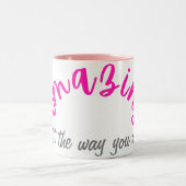 お前向き前が女の子に変わるだけでピンクはすごい ツートーンマグカップ (中央)