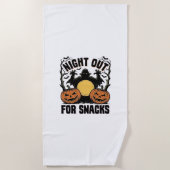 お化けのカボチャの夜の芸術のある面白いヴァンパイアのTシャツ ビーチタオル (正面)