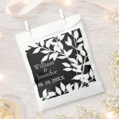 お名前と日付をエレガントな黒と白の葉のデザインに フェイバーバッグ (クリップ留めされた状態)