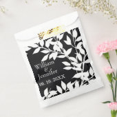 お名前と日付をエレガントな黒と白の葉のデザインに フェイバーバッグ (封をした状態)
