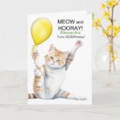 お名前入りかわいいキャラクター猫の7歳の子供の誕生日 カード (黄色い花)