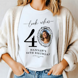 お名前入り「Look Who's 40」フォトバースデーTシャツ トライブレンドTシャツ