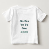 お名前 年 初誕生日 ベイビー ディノをパーソナライズ ベビーTシャツ (裏面)