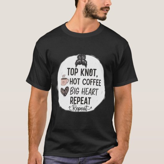 お団子ヘア、ホットコーヒー、大きなハート、繰り返しの面白いママ Tシャツ (正面)