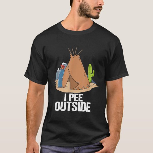 お外でおしっこ 楽しいキャンプ ハイキング バケーション Tシャツ (正面)