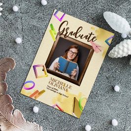 お好みのテキストでカスタマイズできるクリーミーなファンシーな卒業発表 招待状