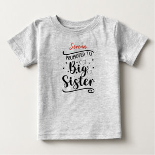 お姉ちゃんに昇進。編集可能な名前 ベビーTシャツ