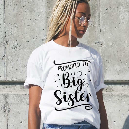 お姉ちゃんに昇進。編集可能な名前 Tシャツ