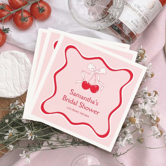 お姫様気分を添える ウェディングシャワーのための チェリーオントップの弓 スタンダードカクテルナプキン