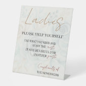 お嬢さん救済はお結婚手洗い場 台座サイン (正面)