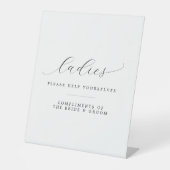 お嬢さん救済はトイレ結婚の 台座サイン (正面)