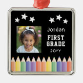 お子様の写真とカラフルな色鉛筆があふれる特別な1年生記念品 メタルオーナメント (正面)