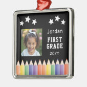 お子様の写真とカラフルな色鉛筆があふれる特別な1年生記念品 メタルオーナメント (左)