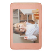 お子様の写真とスクリプト名、ピーチ バスマット (正面縦)