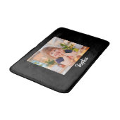 お子様の写真と名前をカスタマイズする， Black Bath Mat バスマット (アングル)