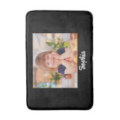 お子様の写真と名前をカスタマイズする， Black Bath Mat バスマット (正面縦)