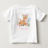 お子様の名前を花の中で楽しむ鹿の素敵な1日にカスタマイズする ベビーTシャツ (裏面)