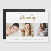 お子様の誕生をゴールドスクリプトのカスタム3枚写真ベイビー マグネット招待状 (正面/裏面)