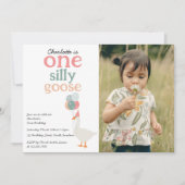 お子様の1歳の誕生日パーティーにぴったりな、キュートでシンプルなデザインの「ワン シリー グース」テ 招待状 (正面)