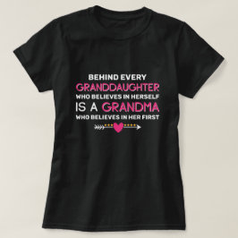 お孫さんの背後には必ずおばあちゃんがいます Tシャツ