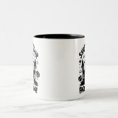 お宅の玄関を閉めて!マグカップ – 白黒のホラー ツートーンマグカップ (中央)
