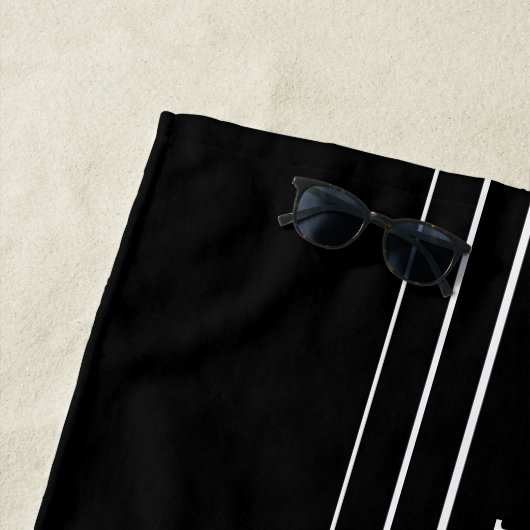 お客様のカスタム文字とモダンストライプ |黒と白 ビーチタオル (インサイチュ)