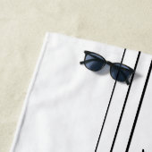 お客様のカスタム文字とモダンストライプ |黒と白 ビーチタオル (インサイチュ)