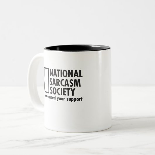お客様のサポートが必要な国家皮肉協会 ツートーンマグカップ (正面左)