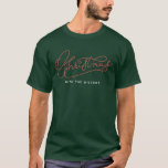 お客様の家族のモダンクリスマススクリプトの姓 Tシャツ<br><div class="desc">ミニマモダンリストのクリスマス書道のデザインと家族の名前の一致する家族の写真！赤シンプルと緑のクラシックスタイリッシュで、この可愛いシャツはフェスティバルファミリー向けしゃれている!Tシャツでパーソナライズされた休日をロックモダンする。喜びを解け！🎄👨 ‍ 👩 👧‍ 👦 #FamilyLove #FestiveFamily #ChristmasStyle</div>