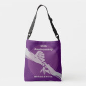 お客様の記念日ロマンチックなカップルが手を握って クロスボディバッグ (裏面)