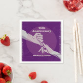 お客様の記念日ロマンチックなカップルが手を握って スタンダードカクテルナプキン (インサイチュ)