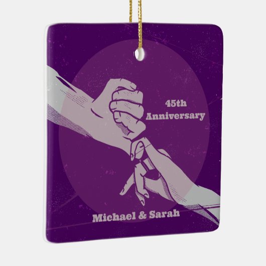 お客様の記念日ロマンチックなカップルが手を握って セラミックオーナメント (右)