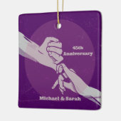 お客様の記念日ロマンチックなカップルが手を握って セラミックオーナメント (左)