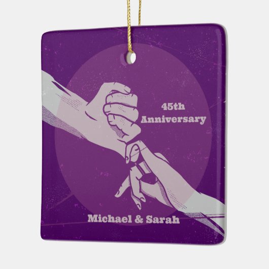 お客様の記念日ロマンチックなカップルが手を握って セラミックオーナメント (左)