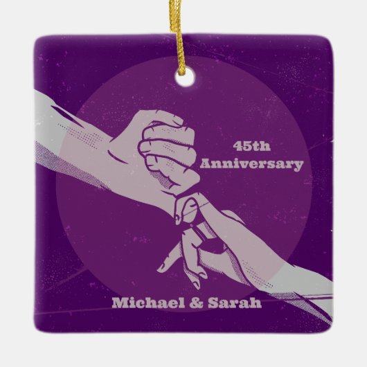 お客様の記念日ロマンチックなカップルが手を握って セラミックオーナメント (正面)