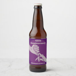 お客様の記念日ロマンチックなカップルが手を握って ビールラベル